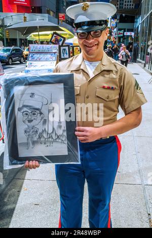 New York, New York, USA. 26. Mai 2023. Dieser US-Marine posierte mit seiner Straßenkarikatur während der Flottenwoche NYC 2023. Die Schiffsparade startete auf dem Hudson River als Marineschiffe aus den USA, Großbritannien, Kanada und Italien zusammen mit Tausenden von Seeleuten, Küstenwache und Marines. Die einwöchige jährliche Feier von Veranstaltungen und Aufführungen mit Männern und Frauen in Weiß auf den Straßen der Stadt ist ein willkommener Anblick für New Yorker. (Kreditbild: © Milo Hess/ZUMA Press Wire) NUR REDAKTIONELLE VERWENDUNG! Nicht für den kommerziellen GEBRAUCH! Stockfoto