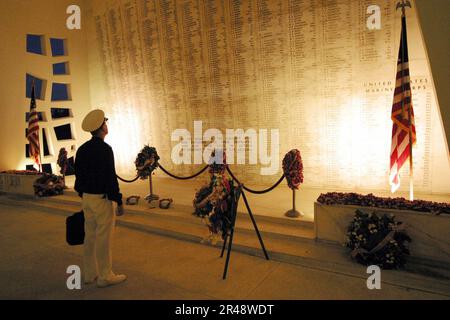 US Navy Als Teilnehmer an der bevorstehenden Gedenkzeremonie der USS Arizona am 7. Dezember scannt die 1177 Namen von Mitgliedern der Arizona Crewmitglieder vor der Probe auf der riesigen Marmorwand im Schreinraum der Gedenkstätte Stockfoto