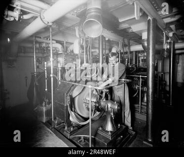 U.S.S. Oregon, Dynamoraum, zwischen 1896 und 1901. Stockfoto