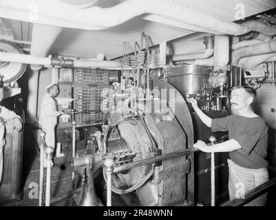 U.S.S. Massachusetts, Dynamoraum, zwischen 1896 und 1901. Stockfoto