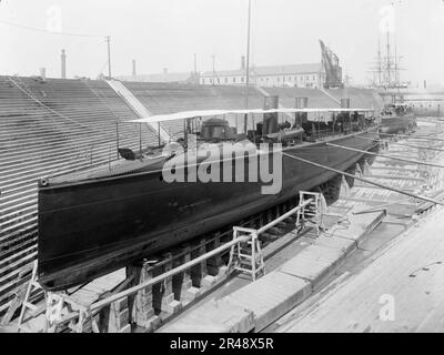 U.S.S. Ericsson im Trockendock, Brooklyn Navy Yard, zwischen 1897 und 1901. Stockfoto