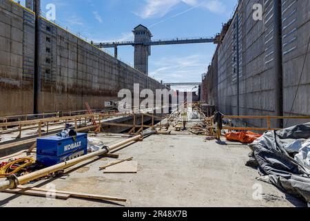 Bauarbeiter führen Arbeiten an Betonfüllungen und an der Wand ausgerichteten Bewehrung und Schalungen für das Projekt Charleroi Lock Construction an den Monongahela River Locks und Dam 4 in Charleroi, Pennsylvania, am 21. März 2023 durch. Die USA Das Armeekorps der Ingenieure im Bezirk Pittsburgh betreibt die Anlage und beaufsichtigte das Bauprojekt in Charleroi zur Verbesserung der Binnenschifffahrt in der Region. Die neu errichtete Kammer soll sich vor dem Sommer mit Wasser füllen, und sie soll 2024 vollständig in Betrieb gehen. Die Bauarbeiten in Charleroi begannen 2004. Wenn Sie fertig sind Stockfoto