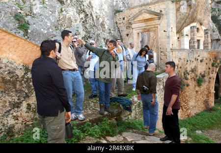 US Navy Souda Bay, Kreta, Griechenland (1. Januar 2003) - Matrosen und Marines genießen eine Führung durch das Kloster Gouverneto Stockfoto