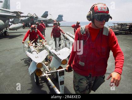 US Navy Aviation Ordnancemen zugewiesen zu den Adlern des Streikkkampfgeschwaders Eins fünf (VFA-115) Stockfoto