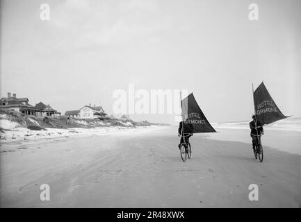 Segelräder am Strand, Ormond, Florida, zwischen 1900 und 1910 Uhr. Stockfoto