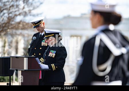 USA Navy Chaplain (LT.) Regina Johnson bietet die Berufung während einer Zeremonie anlässlich des 125. Jahrestags des Untergangs der USS Maine, Arlington National Cemetery, Arlington, Virginia, am 15. Februar, an. 2023. Am 15. Februar 1898 explodierte die USS Maine vor der Küste von Havanna, Kuba, und 260 ihrer Crew gingen verloren. Aufgrund der spanischen Politik mussten die Beerdigungen innerhalb von 24 Stunden erfolgen, daher wurde die erste Besatzung, die nach der Katastrophe wieder aufgefunden wurde, auf dem Colon Friedhof in Havanna begraben. Am 30. März 1898 genehmigte der Kongress einen Gesetzentwurf, der es genehmigte, dass ihre Überreste desinteressiert und tr. Werden Stockfoto