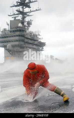 AFFF-Schaumstoff (Aqueous Film Forming Foam) der US Navy und eine Abwaschanlage auf dem Cockpit des Schiffes Stockfoto