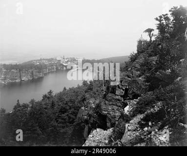 Lake Mohonk Mountain House, N.Y., von Near Sky Top, zwischen 1895 und 1910. Stockfoto