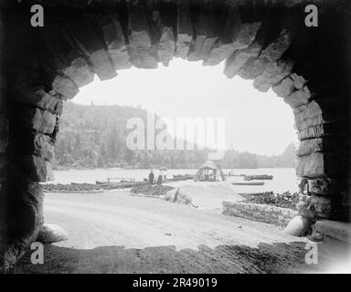 Lake Mohonk Mountain House, New York, Sky Top von Under porte Cochere, zwischen 1895 und 1910. Stockfoto