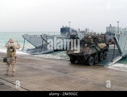 US Navy USA Marines der 15. Marine Expeditionary Unit (MEU) (Special Operations Capable (SOC)) entladen ein leichtes gepanzertes Fahrzeug aus einem Landing Craft Utility (LCU), nachdem es in Kuwait an Land gegangen ist Stockfoto