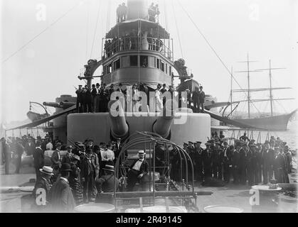 U.S.S. Oregon, vorderer Revolver und Brücke, zwischen 1896 und 1901. Stockfoto