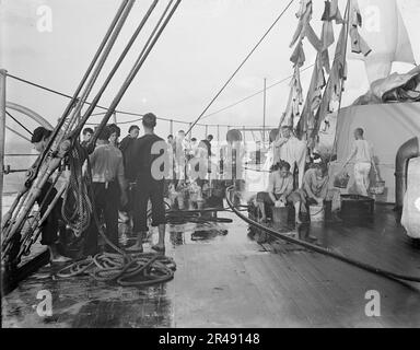 U.S.S. New York, Wäsche waschen, zwischen 1893 und 1901. Stockfoto