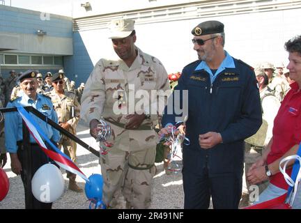 DIE US Navy Schnitt das Band für die große Eröffnung des Camp Patriot Army and Air Force Exchange Service (AAFES)-Shops Stockfoto