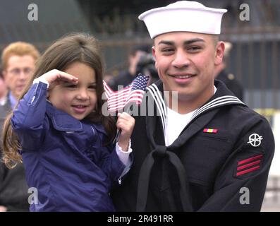 US Navy Sailor verabschiedet sich von seiner Tochter, bevor er mit der USS Nimitz-Gefechtsgruppe entsandt wird Stockfoto