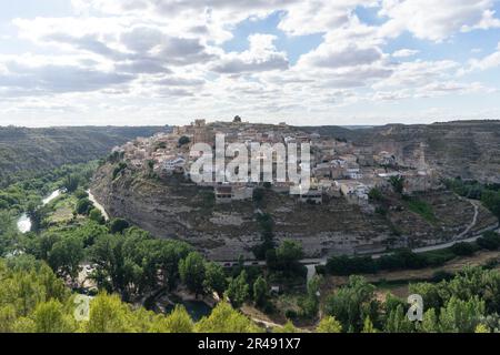 Panoramablick auf Jorquera, das kleine mittelalterliche Dorf an einem Flussufer des Jucar, Provinz Albacete. Eines der schönen Dörfer in Spanien. Stockfoto