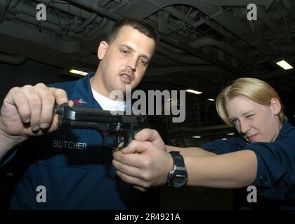 IN DER MATE 1. Class der US Navy Gunner wird 9mm Handwaffentraining gegeben Stockfoto