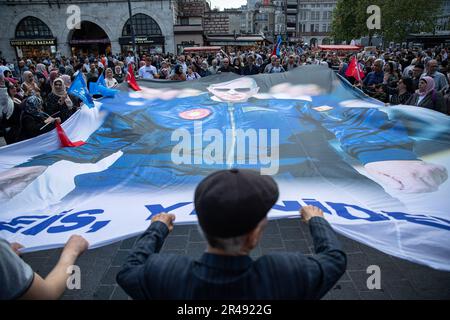 Istanbul, Türkei. 26. Mai 2023. Die Bürger halten ein Banner mit einem Foto des Präsidentschaftskandidaten der Republik Türkei, Präsident Recep Tayyip Erdogan, während der zweiten Runde der türkischen Präsidentschaftswahlen in der Hand. Die Bürger werden am 28. Mai 2023 für die Präsidentschaftswahlen 2. Runde abstimmen, bei denen der Präsident der Republik Türkei, Recep Tayyip Erdogan, und der Vorsitzende der Opposition, der Vorsitzende der Republikanischen Volkspartei (CHP), Kemal Kilicdaroglu, kandidieren. Kredit: SOPA Images Limited/Alamy Live News Stockfoto