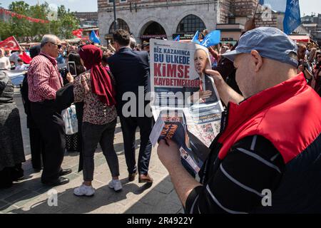 Istanbul, Türkei. 26. Mai 2023. Ein Mann liest eine Zeitung mit dem Foto des Präsidenten der Republik Türkei, Recep Tayyip Erdogan, während der zweiten Runde der türkischen Präsidentschaftswahlen. Die Bürger werden am 28. Mai 2023 für die Präsidentschaftswahlen 2. Runde abstimmen, bei denen der Präsident der Republik Türkei, Recep Tayyip Erdogan, und der Vorsitzende der Opposition, der Vorsitzende der Republikanischen Volkspartei (CHP), Kemal Kilicdaroglu, kandidieren. Kredit: SOPA Images Limited/Alamy Live News Stockfoto