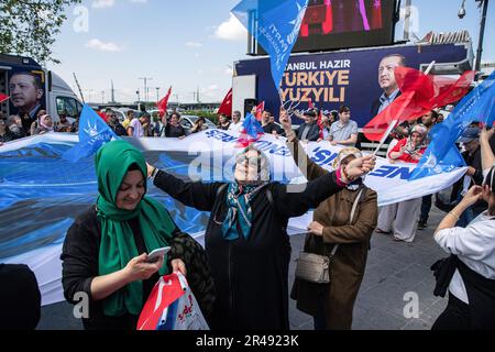 Istanbul, Türkei. 26. Mai 2023. Die Bürger halten ein Banner mit einem Foto des Präsidentschaftskandidaten der Republik Türkei, Präsident Recep Tayyip Erdogan, während der zweiten Runde der türkischen Präsidentschaftswahlen in der Hand. Die Bürger werden am 28. Mai 2023 für die Präsidentschaftswahlen 2. Runde abstimmen, bei denen der Präsident der Republik Türkei, Recep Tayyip Erdogan, und der Vorsitzende der Opposition, der Vorsitzende der Republikanischen Volkspartei (CHP), Kemal Kilicdaroglu, kandidieren. Kredit: SOPA Images Limited/Alamy Live News Stockfoto
