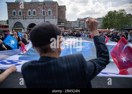 Istanbul, Türkei. 26. Mai 2023. Die Bürger halten ein Banner mit einem Foto des Präsidentschaftskandidaten der Republik Türkei, Präsident Recep Tayyip Erdogan, während der zweiten Runde der türkischen Präsidentschaftswahlen in der Hand. Die Bürger werden am 28. Mai 2023 für die Präsidentschaftswahlen 2. Runde abstimmen, bei denen der Präsident der Republik Türkei, Recep Tayyip Erdogan, und der Vorsitzende der Opposition, der Vorsitzende der Republikanischen Volkspartei (CHP), Kemal Kilicdaroglu, kandidieren. Kredit: SOPA Images Limited/Alamy Live News Stockfoto