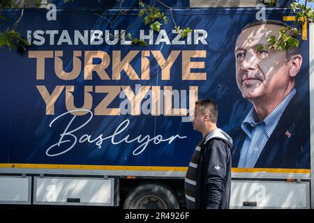 Istanbul, Türkei. 26. Mai 2023. Ein Mann geht an einem Wahlkampf-Truck vorbei, auf dem steht: "Istanbul ist bereit, das Jahrhundert der Türkei beginnt", mit dem Foto des Präsidenten der Republik Türkei, Recep Tayyip Erdogan, während der zweiten Runde der türkischen Präsidentschaftswahlen. Die Bürger werden am 28. Mai 2023 für die Präsidentschaftswahlen 2. Runde abstimmen, bei denen der Präsident der Republik Türkei, Recep Tayyip Erdogan, und der Vorsitzende der Opposition, der Vorsitzende der Republikanischen Volkspartei (CHP), Kemal Kilicdaroglu, kandidieren. Kredit: SOPA Images Limited/Alamy Live News Stockfoto