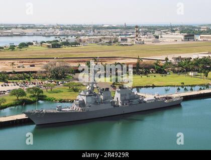 US Navy der gesteuerte Raketenzerstörer USS Russel (DDG-59) liegt auf Ford Island, Pearl Harbor, vor Anker Stockfoto