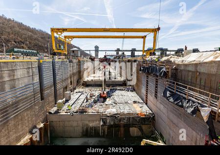 Bauarbeiter führen Arbeiten an Betonfüllungen und an der Wand ausgerichteten Bewehrung und Schalungen für das Projekt Charleroi Lock Construction an den Monongahela River Locks und Dam 4 in Charleroi, Pennsylvania, am 21. März 2023 durch. Die USA Das Armeekorps der Ingenieure im Bezirk Pittsburgh betreibt die Anlage und beaufsichtigte das Bauprojekt in Charleroi zur Verbesserung der Binnenschifffahrt in der Region. Die neu errichtete Kammer soll sich vor dem Sommer mit Wasser füllen, und sie soll 2024 vollständig in Betrieb gehen. Die Bauarbeiten in Charleroi begannen 2004. Wenn Sie fertig sind Stockfoto