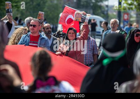 Istanbul, Türkei. 26. Mai 2023. Die Bürger halten während der zweiten Runde der türkischen Präsidentschaftswahlen eine riesige türkische Flagge. Die Bürger werden am 28. Mai 2023 für die Präsidentschaftswahlen 2. Runde abstimmen, bei denen der Präsident der Republik Türkei, Recep Tayyip Erdogan, und der Vorsitzende der Opposition, der Vorsitzende der Republikanischen Volkspartei (CHP), Kemal Kilicdaroglu, kandidieren. (Foto: Onur Dogman/SOPA Images/Sipa USA) Guthaben: SIPA USA/Alamy Live News Stockfoto