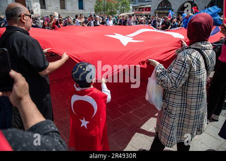 Istanbul, Türkei. 26. Mai 2023. Die Bürger halten während der zweiten Runde der türkischen Präsidentschaftswahlen eine riesige türkische Flagge. Die Bürger werden am 28. Mai 2023 für die Präsidentschaftswahlen 2. Runde abstimmen, bei denen der Präsident der Republik Türkei, Recep Tayyip Erdogan, und der Vorsitzende der Opposition, der Vorsitzende der Republikanischen Volkspartei (CHP), Kemal Kilicdaroglu, kandidieren. (Foto: Onur Dogman/SOPA Images/Sipa USA) Guthaben: SIPA USA/Alamy Live News Stockfoto