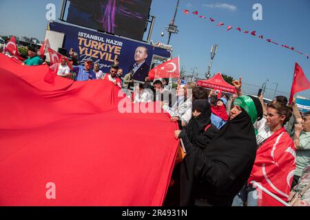Istanbul, Türkei. 26. Mai 2023. Die Bürger halten während der zweiten Runde der türkischen Präsidentschaftswahlen eine riesige türkische Flagge. Die Bürger werden am 28. Mai 2023 für die Präsidentschaftswahlen 2. Runde abstimmen, bei denen der Präsident der Republik Türkei, Recep Tayyip Erdogan, und der Vorsitzende der Opposition, der Vorsitzende der Republikanischen Volkspartei (CHP), Kemal Kilicdaroglu, kandidieren. (Foto: Onur Dogman/SOPA Images/Sipa USA) Guthaben: SIPA USA/Alamy Live News Stockfoto