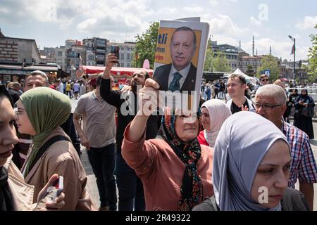 Istanbul, Türkei. 26. Mai 2023. Eine Frau hat ein Foto des Präsidenten der Republik Türkei, Recep Tayyip Erdogan, während der zweiten Runde der türkischen Präsidentschaftswahlen. Die Bürger werden am 28. Mai 2023 für die Präsidentschaftswahlen 2. Runde abstimmen, bei denen der Präsident der Republik Türkei, Recep Tayyip Erdogan, und der Vorsitzende der Opposition, der Vorsitzende der Republikanischen Volkspartei (CHP), Kemal Kilicdaroglu, kandidieren. (Foto: Onur Dogman/SOPA Images/Sipa USA) Guthaben: SIPA USA/Alamy Live News Stockfoto
