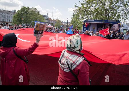 Istanbul, Türkei. 26. Mai 2023. Die Bürger halten während der zweiten Runde der türkischen Präsidentschaftswahlen eine riesige türkische Flagge. Die Bürger werden am 28. Mai 2023 für die Präsidentschaftswahlen 2. Runde abstimmen, bei denen der Präsident der Republik Türkei, Recep Tayyip Erdogan, und der Vorsitzende der Opposition, der Vorsitzende der Republikanischen Volkspartei (CHP), Kemal Kilicdaroglu, kandidieren. (Foto: Onur Dogman/SOPA Images/Sipa USA) Guthaben: SIPA USA/Alamy Live News Stockfoto