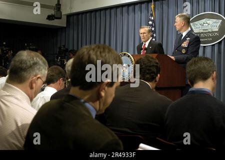 US Navy, der ehrenwerte Donald H. Rumsfeld, Verteidigungsminister, und die USA General der Luftwaffe Richard B. Myers, CH vom Joint Stockfoto