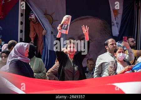 Istanbul, Türkei. 26. Mai 2023. Eine Frau hat ein Foto des Präsidenten der Republik Türkei Recep Tayyip Erdogan während der zweiten Runde der türkischen Präsidentschaftswahlen. Die Bürger werden am 28. Mai 2023 für die Präsidentschaftswahlen 2. Runde abstimmen, bei denen der Präsident der Republik Türkei, Recep Tayyip Erdogan, und der Vorsitzende der Opposition, der Vorsitzende der Republikanischen Volkspartei (CHP), Kemal Kilicdaroglu, kandidieren. (Foto: Onur Dogman/SOPA Images/Sipa USA) Guthaben: SIPA USA/Alamy Live News Stockfoto