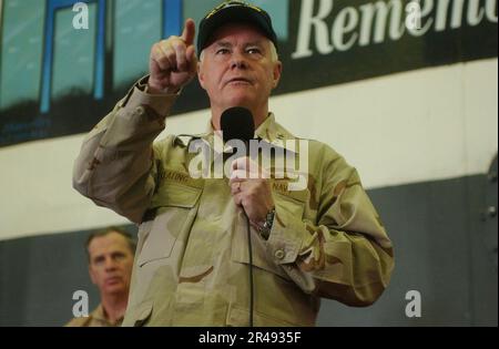 TIMOTHY J. Keating ermutigt die Besatzungsmitglieder auf der USS Constellation Stockfoto