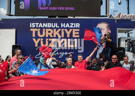 Istanbul, Türkei. 26. Mai 2023. Die Bürger halten während der zweiten Runde der türkischen Präsidentschaftswahlen eine riesige türkische Flagge. Die Bürger werden am 28. Mai 2023 für die Präsidentschaftswahlen 2. Runde abstimmen, bei denen der Präsident der Republik Türkei, Recep Tayyip Erdogan, und der Vorsitzende der Opposition, der Vorsitzende der Republikanischen Volkspartei (CHP), Kemal Kilicdaroglu, kandidieren. (Foto: Onur Dogman/SOPA Images/Sipa USA) Guthaben: SIPA USA/Alamy Live News Stockfoto
