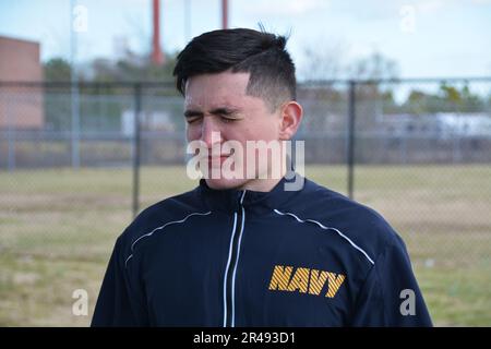 PORTSMOUTH, Virginia (20. Januar 2023), Seaman Recruit Jose Reyna wird während der Grundausbildung der Sicherheitsreaktionstruppe (Security Reaction Force Basic, SRF-B) der USS Fort Lauderdale (LPD 28) in Portsmouth Naval Shipyard mit Oleoresin-Capsicum-Spray (OC) besprüht. SRF-B ist ein zweiwöchiger, umfassender Kurs, der Seeleuten Grundkenntnisse für die Rolle des Wachmanns vermittelt. Stockfoto