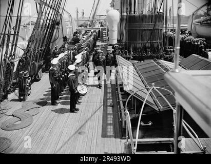 Inspektion am Sonntagmorgen, russische Marine, 1893. Stockfoto