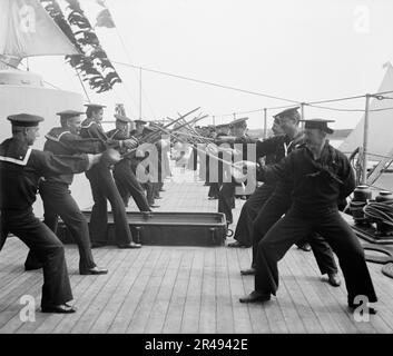 U.S.S. New York, Single-Stick-Übung (1899?). Stockfoto