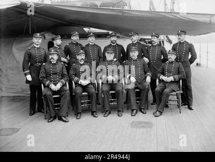 U.S.S. Miantonomoh, Kapitän Montgomery Sicard und Offiziere, zwischen 1890 und 1901. Stockfoto