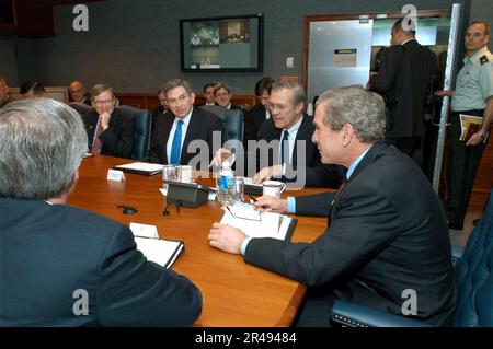 US Navy der ehrenwerte Verteidigungsminister Donald H. Rumsfeld (2. von rechts) stellt Präsident George W. Bush (rechts) bei einem Briefing im Pentagon den Teilnehmern vor Stockfoto