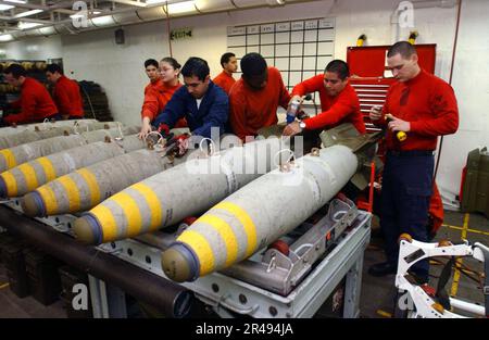 US Navy Aviation Ordnancemen sammeln Bomben an Bord der USS Theodore Roosevelt (CVN 71) Stockfoto