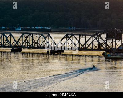 Die Spuyten Duyvil Railroad Bridge überquert den Spuyten Duyvil Creek bei Sonnenuntergang. NY, USA. Stockfoto
