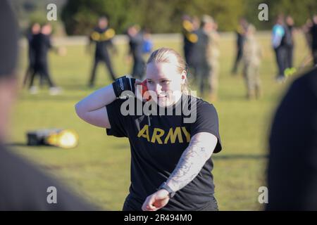 USA Army SPC Cales, Gabrielle, gibt einen Schuss während der USA Army Adaptive Sports Camp in Fort Bragg, North Carolina, März 30. Mehr als 70 verwundete, kranke und verletzte Soldaten trainieren in einer Reihe von Sportveranstaltungen wie Bogenschießen, Radfahren, Schießen, Sitzen Volleyball, Schwimmen, Krafttraining, Leichtathletik, Feld, Rudern und Rollstuhl-Basketball. Das Adaptive Sports Camp feiert die Fähigkeit verwundeter, kranker und verletzter Soldaten, sich zu erholen und zu überwinden. Die Army führt Qualifikationsprozesse für Active Duty, verwundete, kranke oder verletzte Soldaten durch, um Sportler im DoD Warri zu beurteilen und auszuwählen Stockfoto