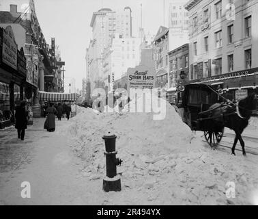 Schneehaufen am Broadway, nach dem Sturm, New York, c1905. Stockfoto