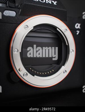 Nahaufnahme der spiegellosen Sony Alpha A7 IV Digitalkamera Stockfoto