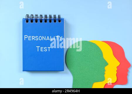 Persönlichkeitstestkonzept. Wort auf blauem Notizblock mit menschlichem Kopfprofil-Silhouette geschrieben. Stockfoto