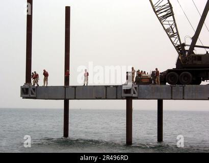 US Navy USA Die an die Amphibienbattaillone eins und zwei (ACB-1, ACB-2) angeschlossenen Marinesoldaten bereiten sich darauf vor, den nächsten Stapel im Gebäude der erhöhten Causeway System-Modular (ELCAS-M)-Struktur zu platzieren Stockfoto