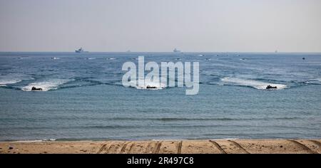 HWAJIN-RI BEACH, Republik Südkorea (28. März 2023) – während Ssang Yong 23 führen Marines aus der Republik Korea eine Amphibienlandung durch. Anlässlich des 70.-jährigen Bestehens der Allianz zwischen den USA und der Russischen Föderation stärkt Ssang Young 2023 die Allianz durch bilaterale gemeinsame Schulungen, trägt zur gemeinsamen Verteidigung der koreanischen Halbinsel durch die Russische Föderation bei und erhöht die Bereitschaft der Allianz zwischen den USA und der Russischen Föderation. Stockfoto