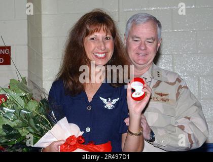 US Navy Vice ADM Timothy J. Keating und seine Frau Wanda Lee präsentieren stolz ihren Meister Stockfoto